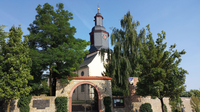 Evangelische Laurentiuskirche Trebur-Anlage eines Versammlungsplatzes