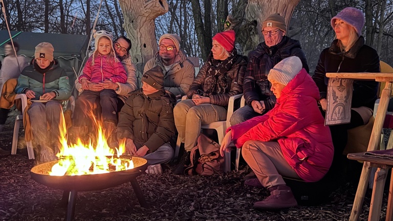 Outdoorküche mit überdachte Sitzplätze auf FRITZIS Abenteuerland e.V.