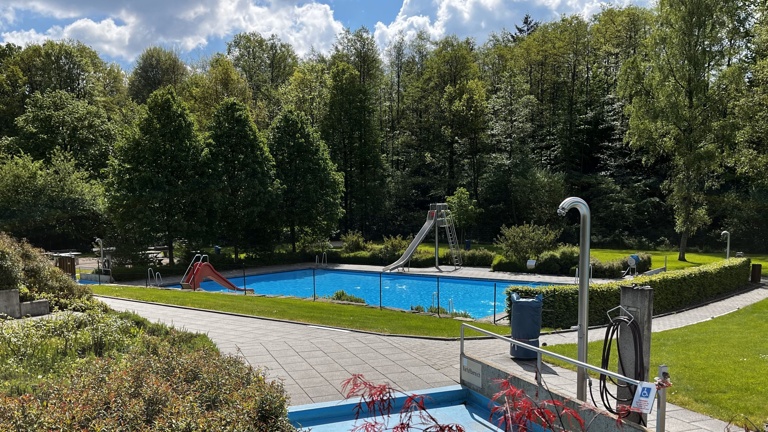 Neues Duschhaus für das Waldfreibad Much