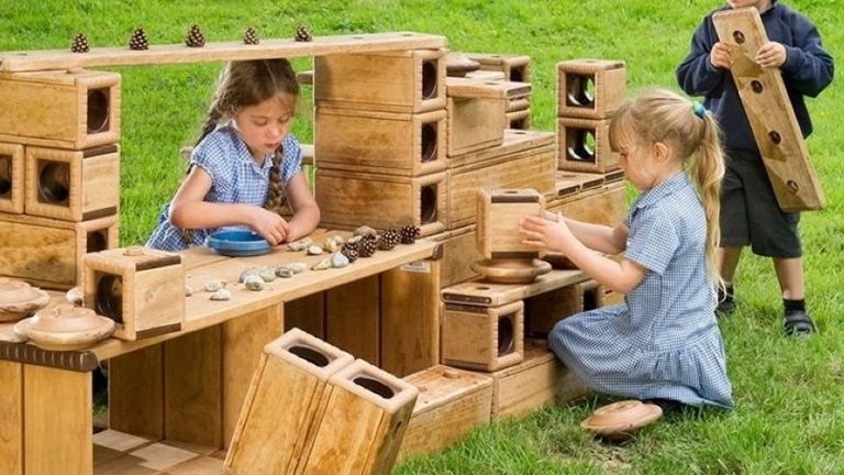 Wetterfeste Holzbausteine für den Außenbereich im ev. Kindergarten Röt