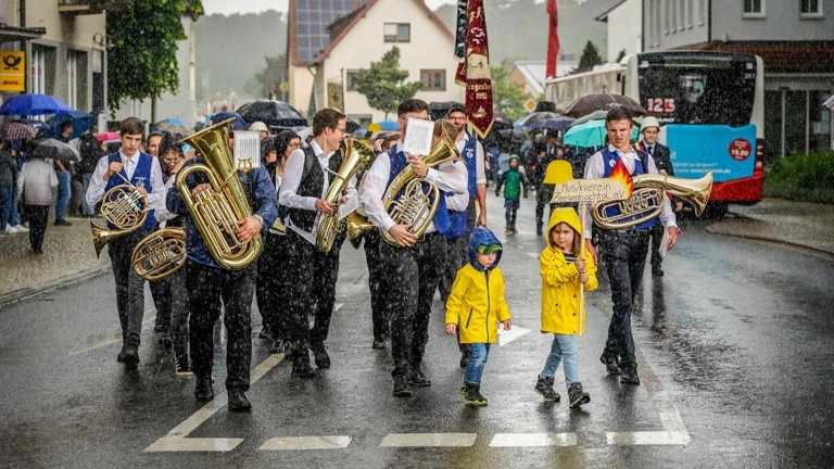 Lasst uns nicht im Regen stehen... Regenjacken für unseren Musikverein