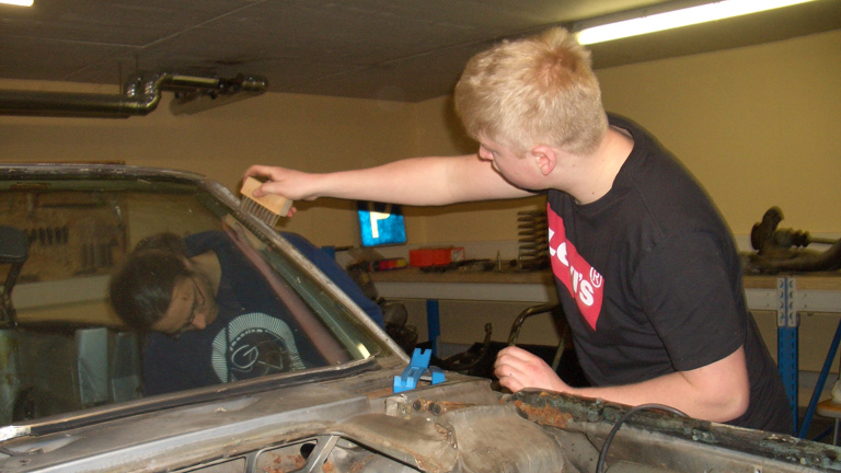 Oldtimer goes Penne - Schüler/Innen restaurieren einen 81er Mercedes