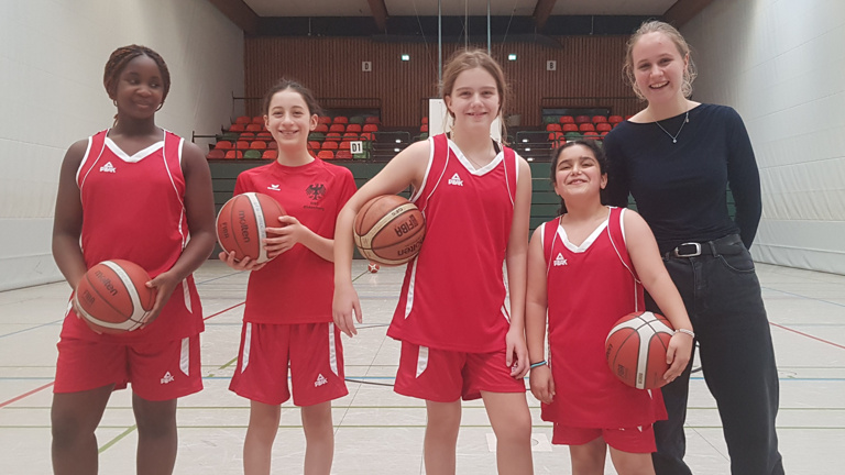 Begeisterte Basketballerinnen brauchen neue Trikots