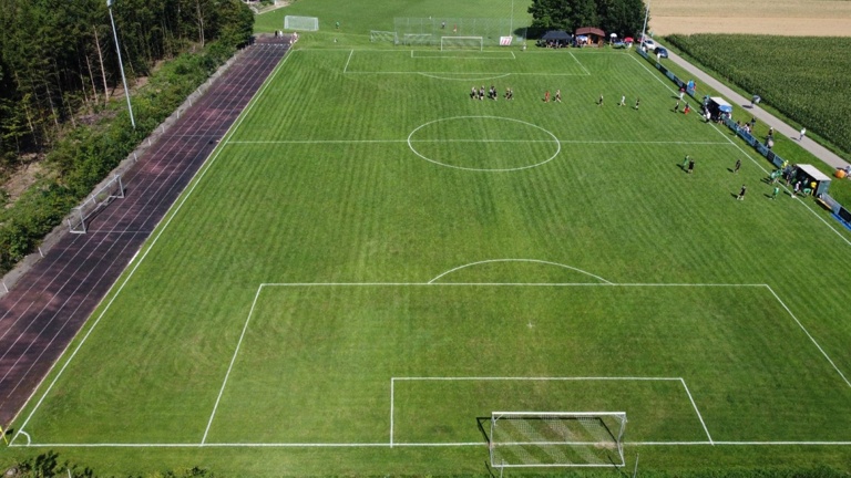 Mähroboter und Rasentraktor für die Sportanlage am Baronenwald