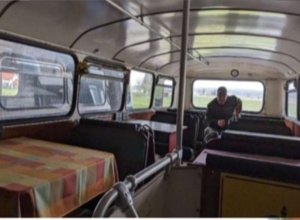 Bus als Dorfmittelpunkt