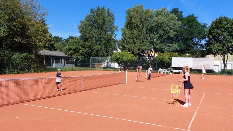 Nur gemeinsam schaffen wir es - Sanierung des Tennisplatzes