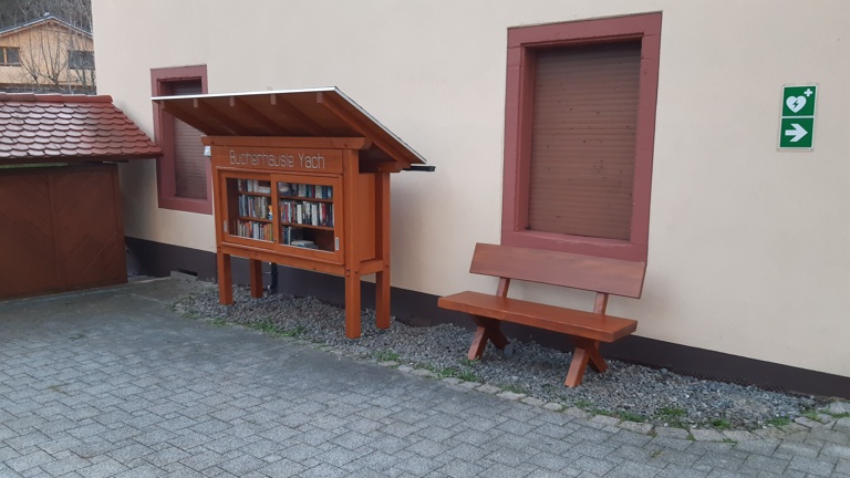 Lesehäusle mit Sitzbank in der Dorfmitte von Elzach-Yach