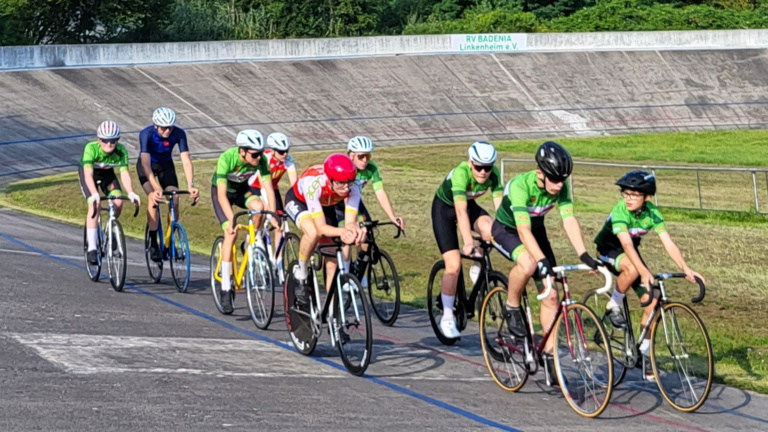 Aufbereitung unserer Radrennbahn in Linkenheim durch die Jugend