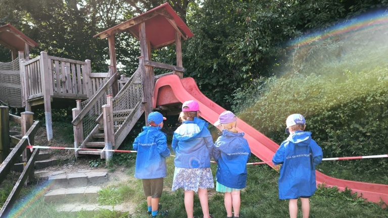 Kindergarten Wiesengraben: Klettergerüst und Rutsche