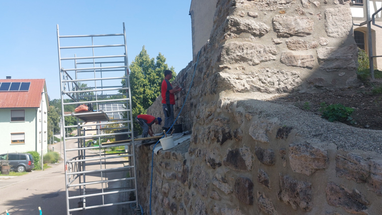 Sanierung der Kirchenmauer an der Kirche Waldtann