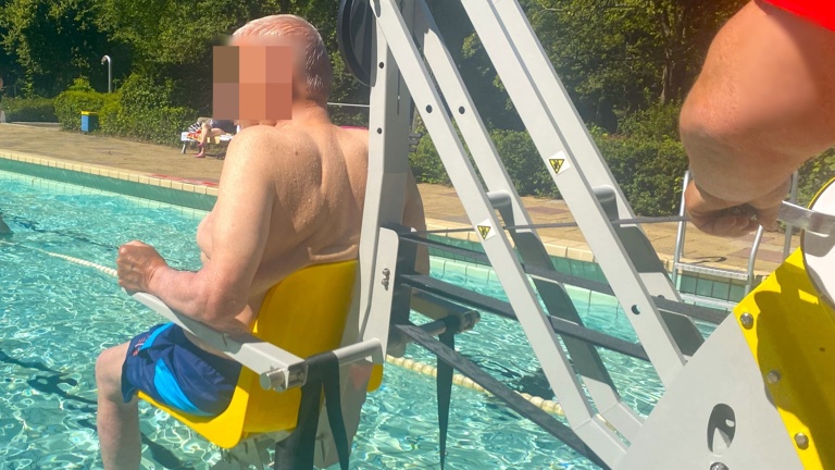 Teilhabe am Schwimmen: Lifter am Schwimmbadbecken für Rollstuhlfahrer